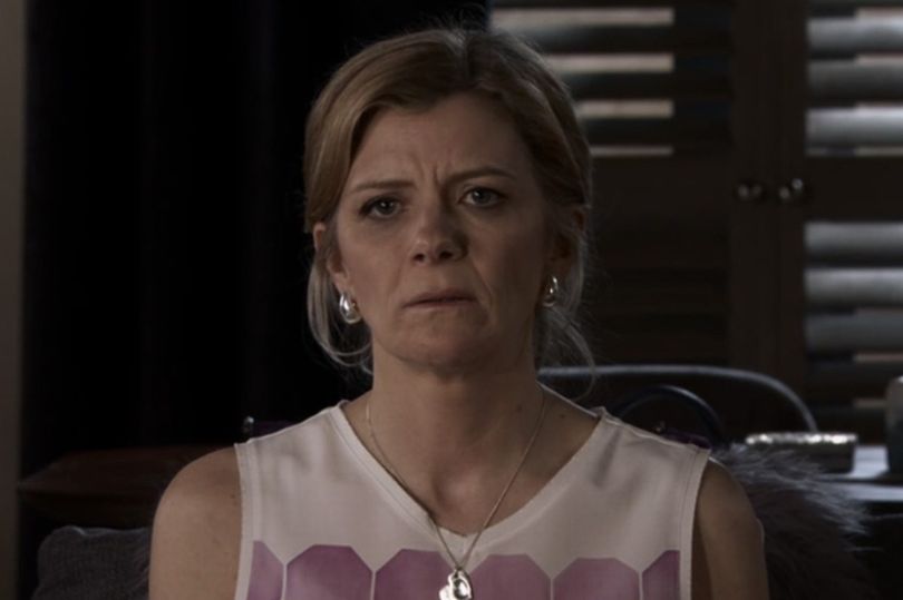 Coronation Street’s Leanne Battersby in turmoil over mystery phone call ahead of exit