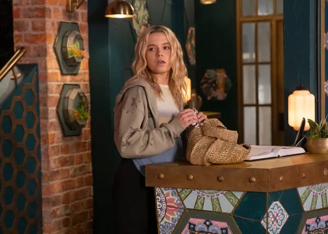 Betsy takes drastic move to make Mason jealous in Coronation Street