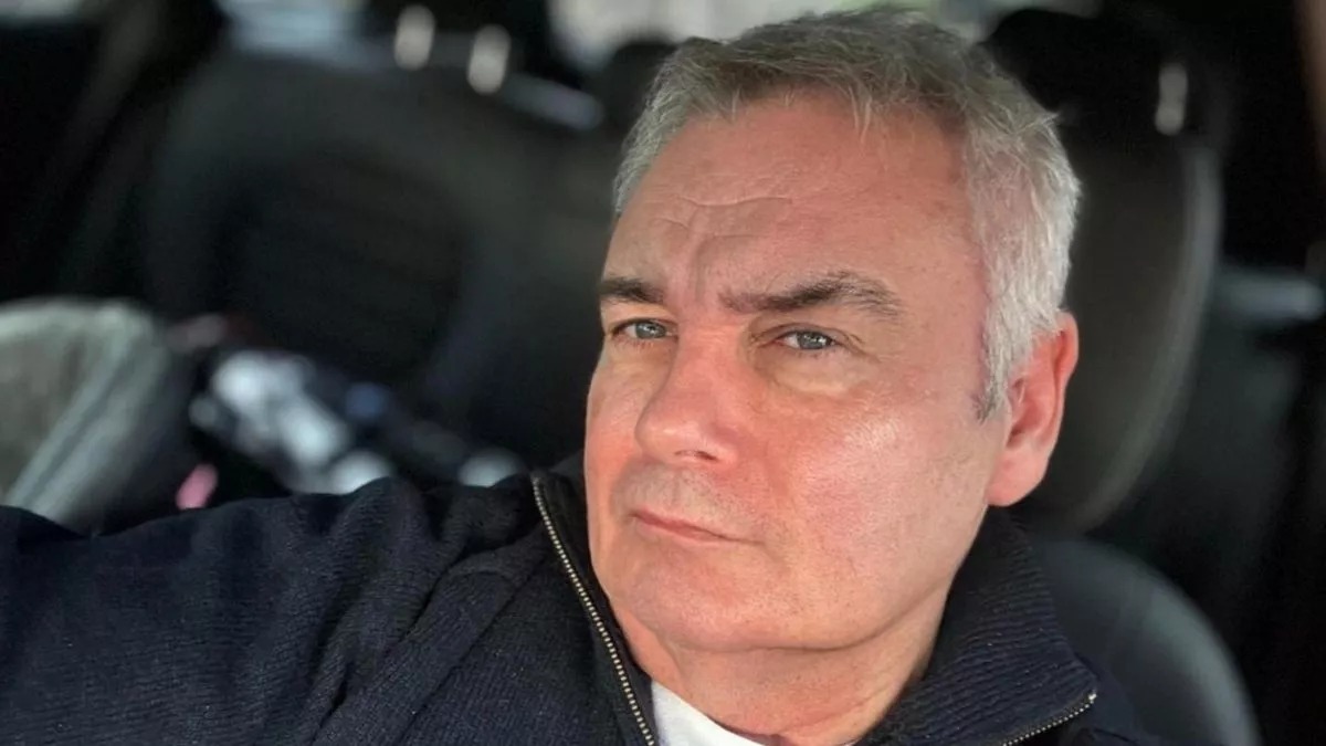 Eamonn Holmes stuns fans with new photo as he reveals new look – but fans smell a rat