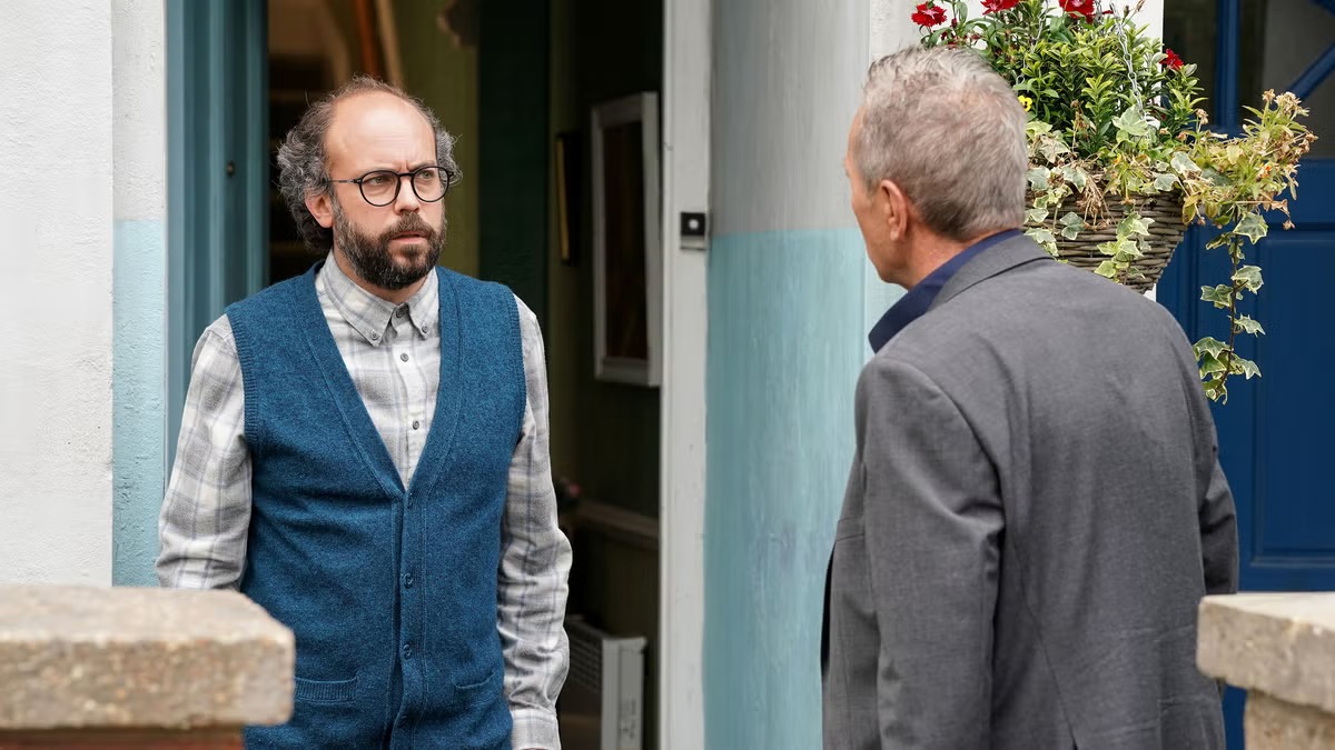 EastEnders’ Reiss Colwell makes a big decision in early iPlayer episode