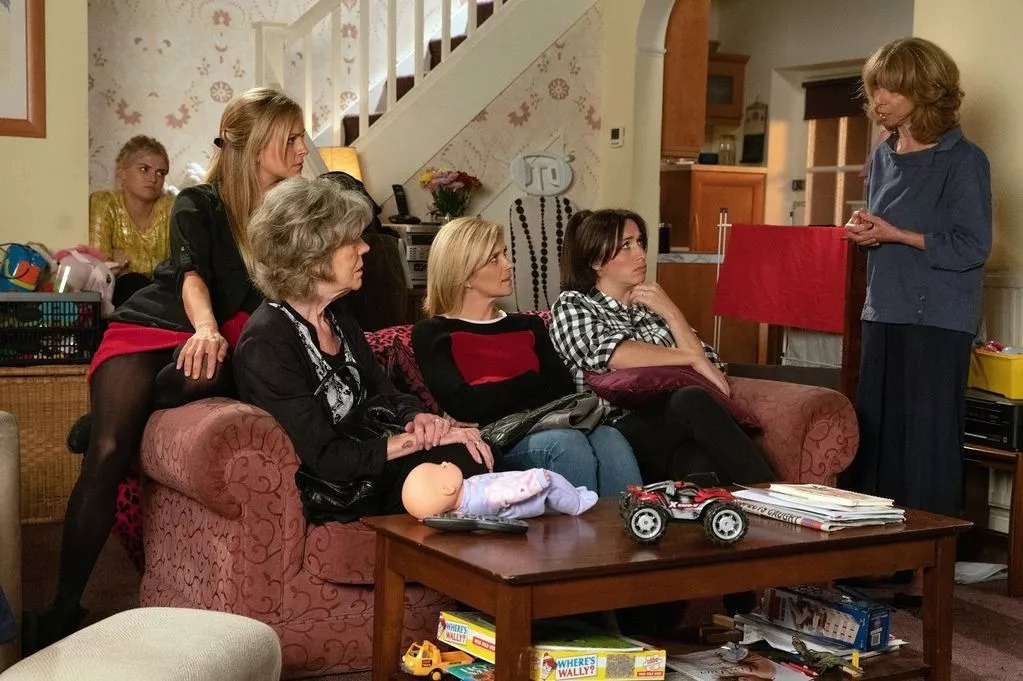 Coronation Street fans ‘figure out’ who dies in house fire – and it’s a beloved Platt member