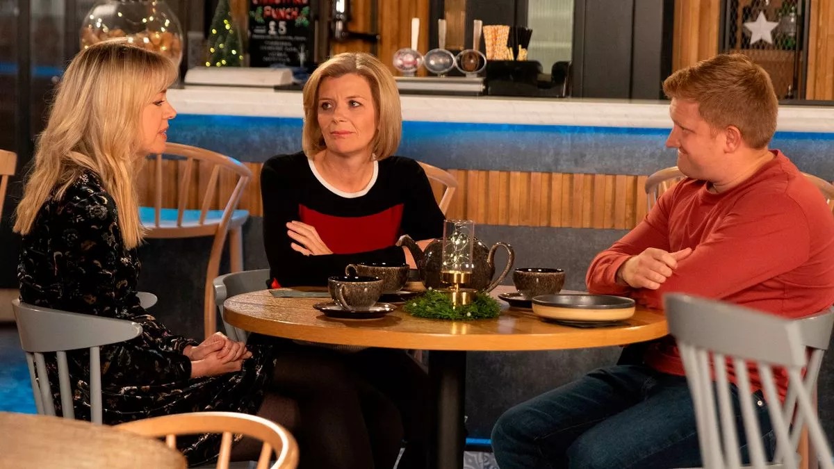 How is Chesney related to Les and Leanne on Coronation Street? Link explained