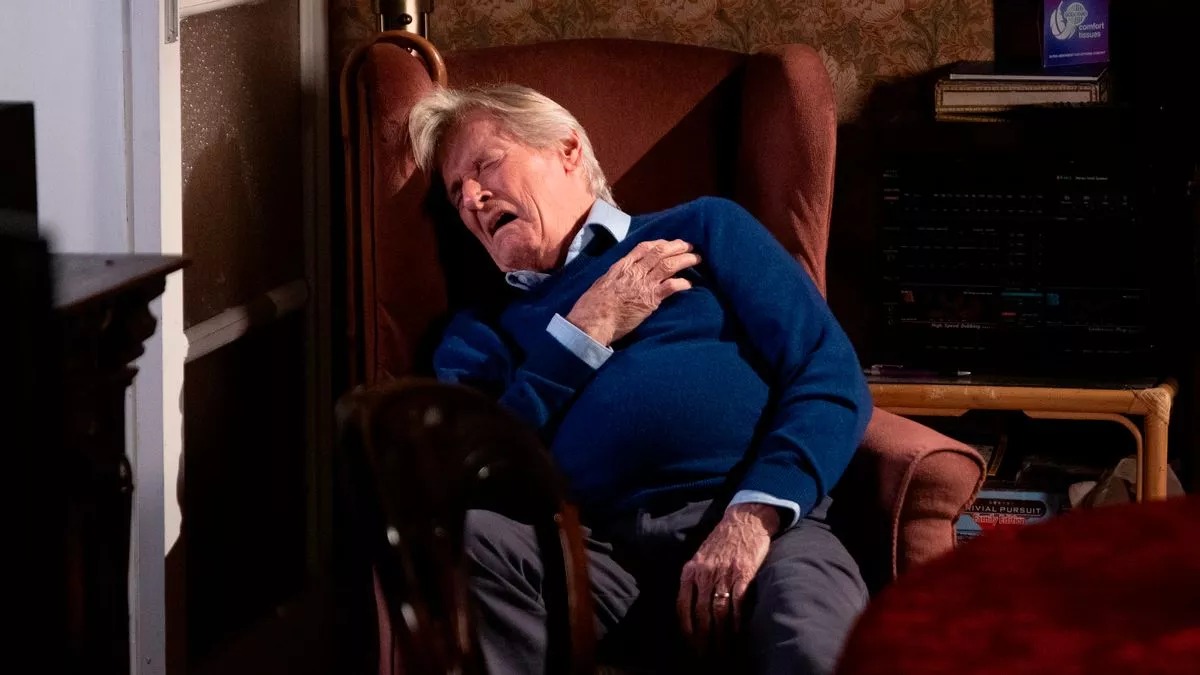 Coronation Street’s Ken Barlow left fighting for life after collapsing in agony