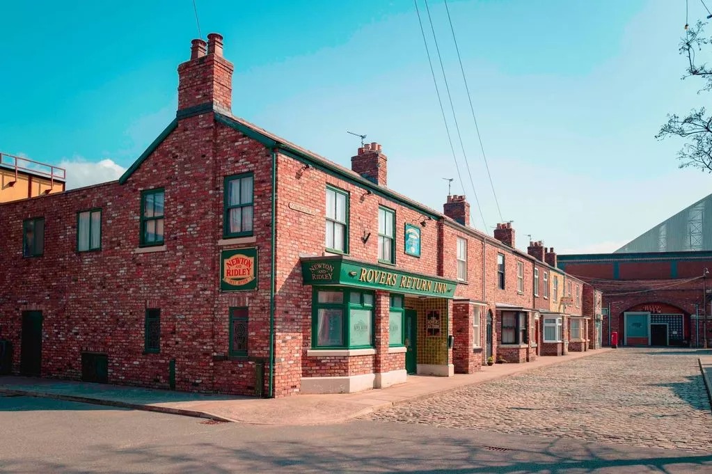 Coronation Street exists teased next week in devastating scenes – including soap legend