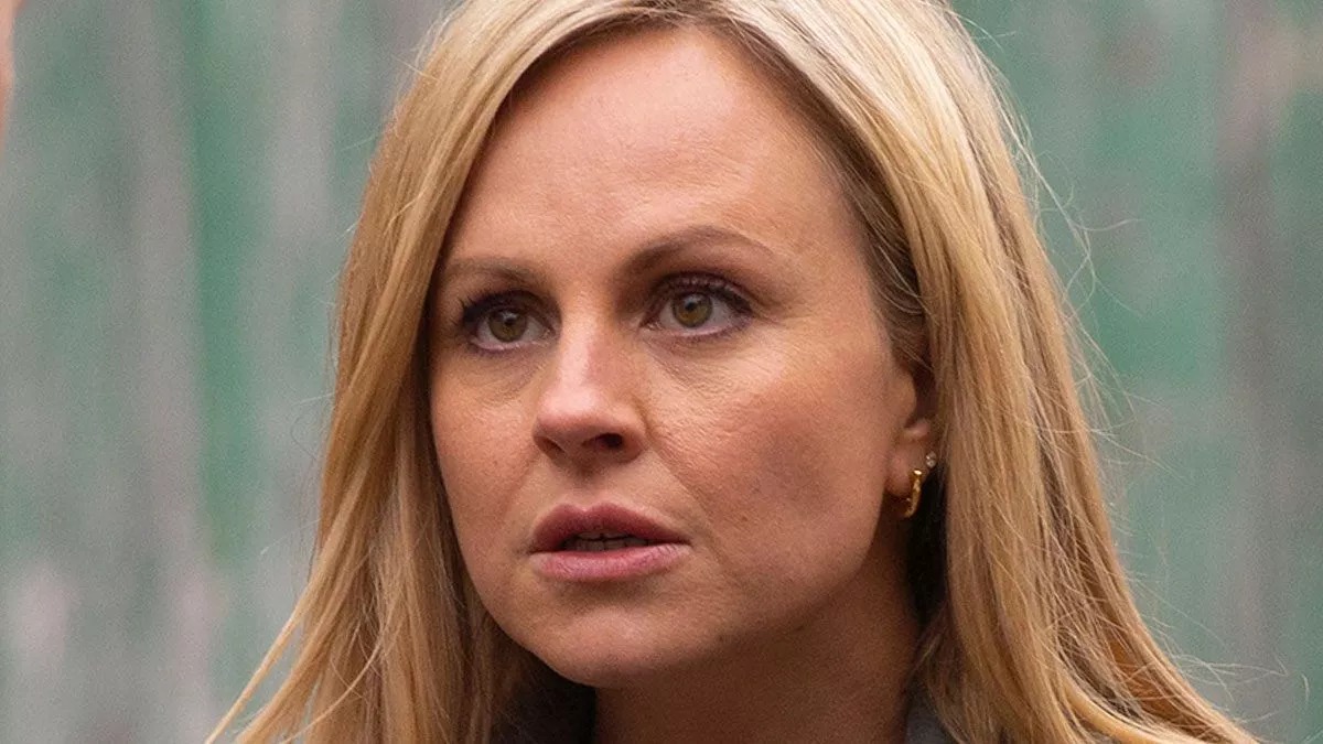 Tina O’Brien, 41, mistaken for 20-year-old in sexy holiday snap as fans beg for secrets