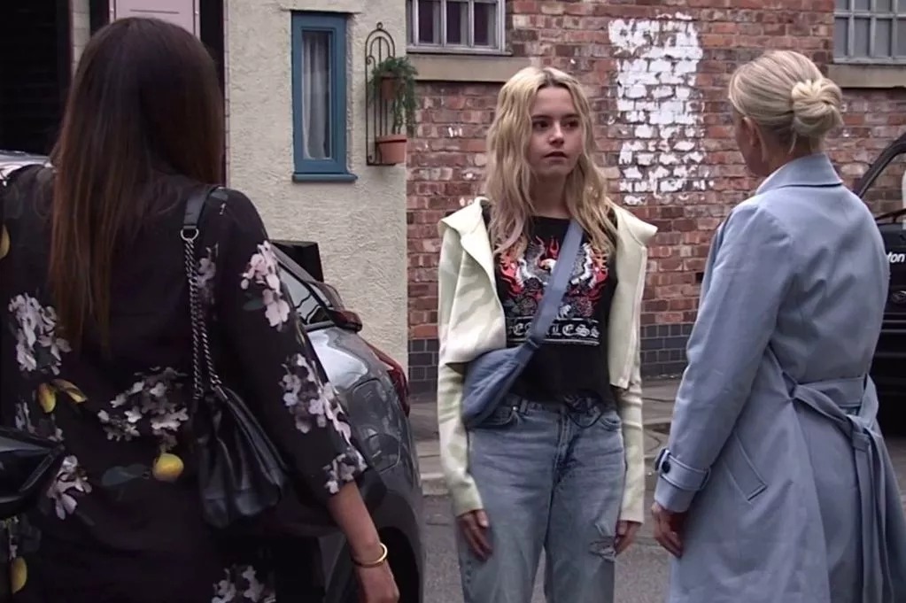 Coronation Street fans say ‘now we know’ as surprise pregnancy twist ‘outed’